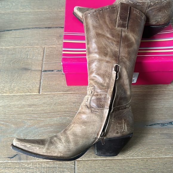 BCBGirls Women’s Taupe Crazy Horse Size 7.5 Boot - Picture 4 of 13